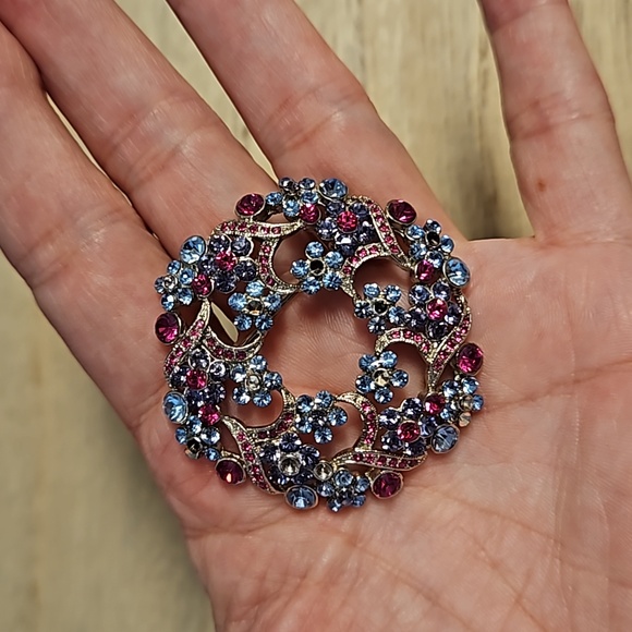 Silvertone floral wreath brooch pin blue pink rhinestones lapel collar travel - Picture 3 of 5